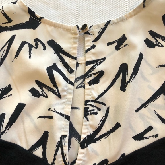 Zig zag writing sleeveless blouse - Picture 2 of 5